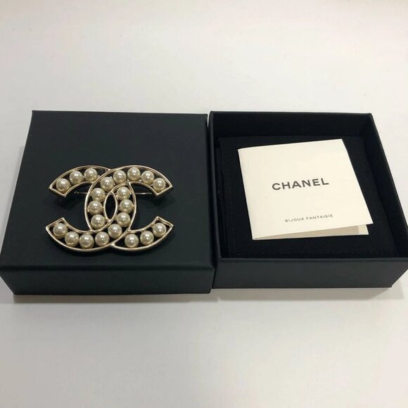 CHANEL CC Logo Pearl Brooch Gold Tone Pin B23V Auth - Picture 1 of 9